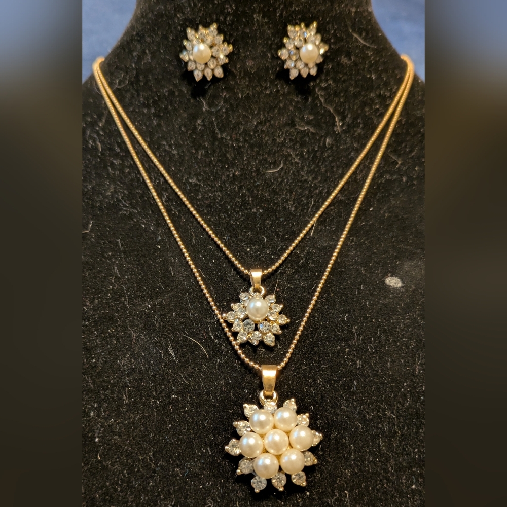 Elegant Gold and White Crystal Pendant Necklaces